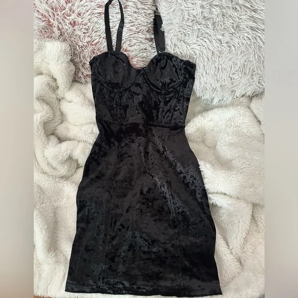 Dolls Stevie Edikted Black Velvet Bodycon Mini Dress - Picture 2 of 3